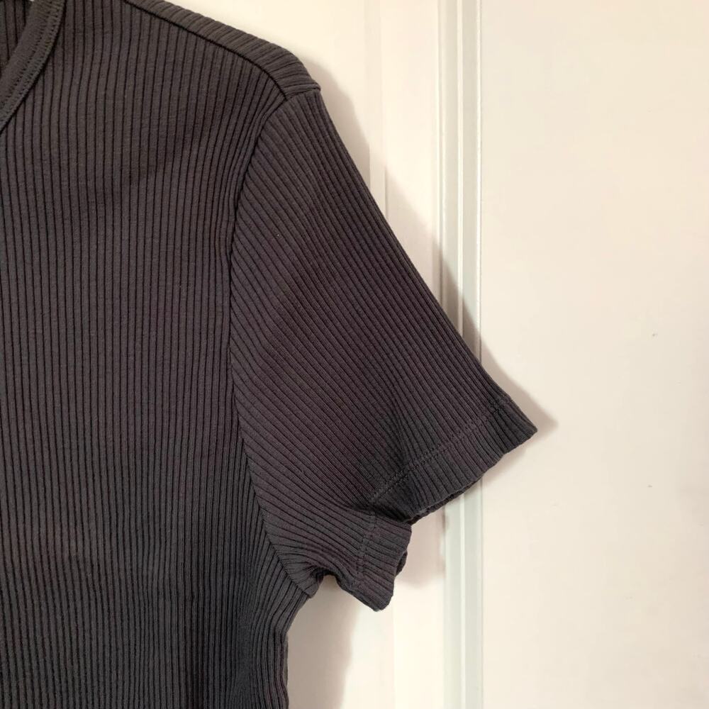 3/$15 Uniqlo Ribbed Crew Neck Short Sleeve Cropped T-shirt Gray *Discoloration* - Picture 3 of 7